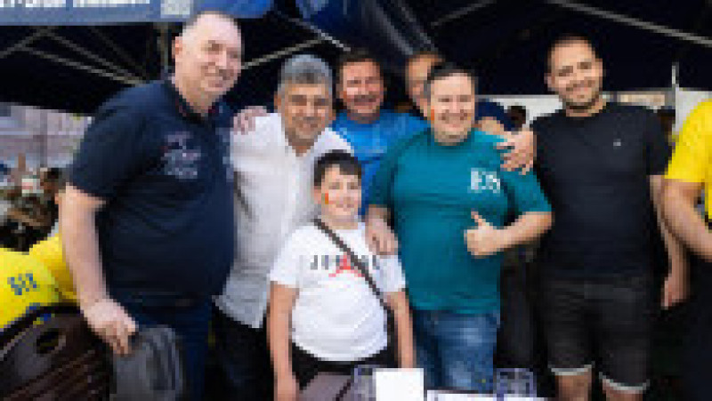 Marcel Ciolacu și suporterii naționalei, la Euro 2024 FOTO: Facebook/ Marcel Ciolacu | Poza 4 din 6