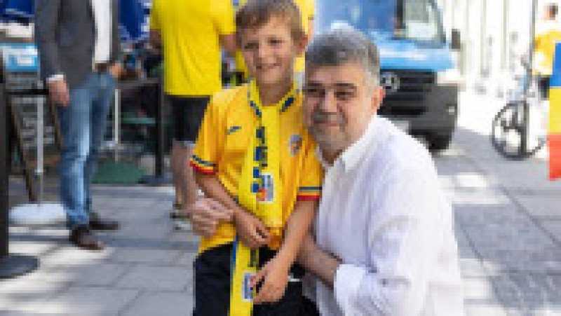 Marcel Ciolacu și suporterii naționalei, la Euro 2024 FOTO: Facebook/ Marcel Ciolacu | Poza 2 din 6