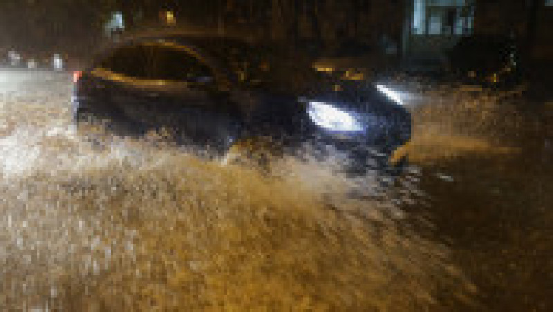 Peste o sută de străzi au fost inundate de ploaie. Foto: Inquam Photos/George Călin | Poza 2 din 5