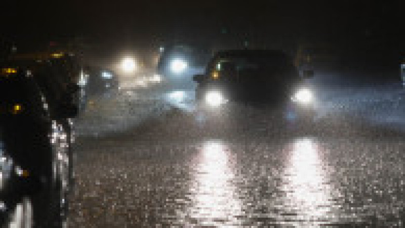 Peste o sută de străzi au fost inundate de ploaie. Foto: Inquam Photos/George Călin | Poza 4 din 5