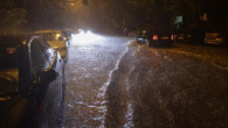Peste o sută de străzi au fost inundate de ploaie. Foto: Inquam Photos/George Călin | Poza 5 din 5