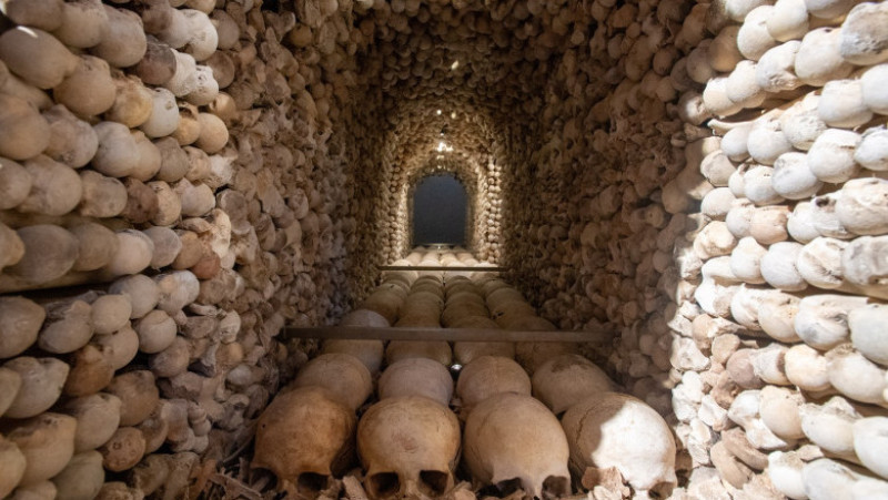 O capelă aflată în cimitrirul din Sedlec, o suburbie a orașului Kutna Hora din Cehia, ascunde o serie de monumente neobișnuite. Sursa foto Profimedia Images