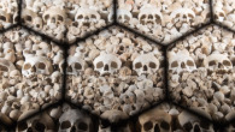 O capelă aflată în cimitrirul din Sedlec, o suburbie a orașului Kutna Hora din Cehia, ascunde o serie de monumente neobișnuite. Sursa foto Profimedia Images | Poza 6 din 24