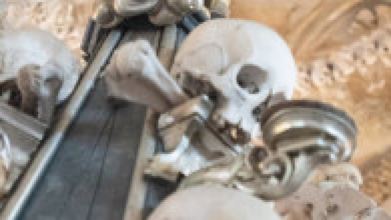 O capelă aflată în cimitrirul din Sedlec, o suburbie a orașului Kutna Hora din Cehia, ascunde o serie de monumente neobișnuite. Sursa foto Profimedia Images | Poza 16 din 24