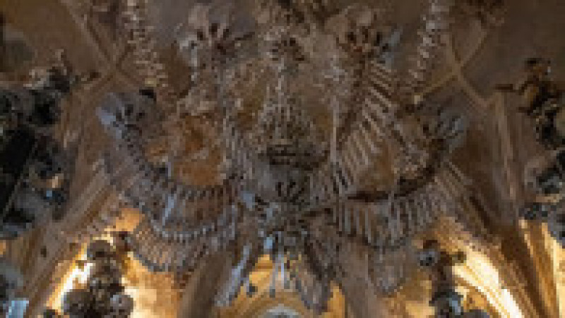 O capelă aflată în cimitrirul din Sedlec, o suburbie a orașului Kutna Hora din Cehia, ascunde o serie de monumente neobișnuite. Sursa foto Profimedia Images | Poza 17 din 24