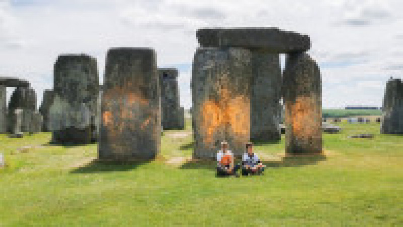 Stonehenge a fost vopsit în portocaliu de doi activiști de mediu FOTO: Profimedia Images | Poza 1 din 4