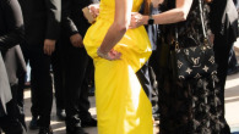 Brooke Shields a apărut la Tony Awards în rochie de seară și crocși. Foto: Profimedia | Poza 5 din 6