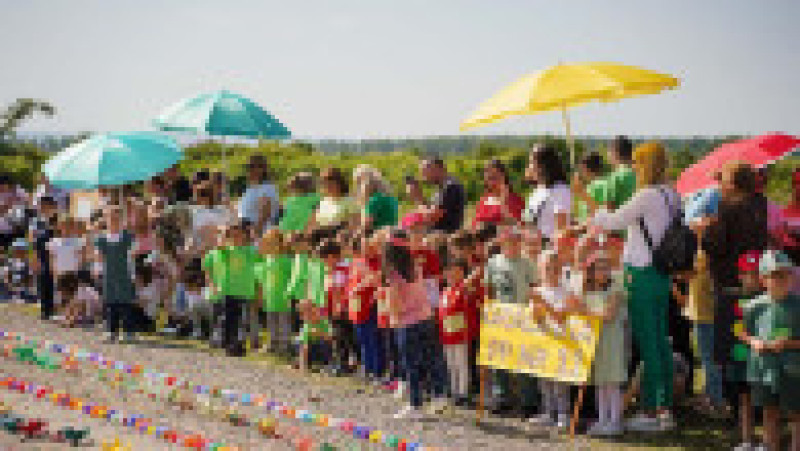 Un şirag de flori din PET-uri, lung de 330 de metri și realizat de copii de grădiniţă din Satu Mare, a intrat în Cartea Recordurilor. Sursa foto: Facebook / Asociația Copacul Vieții | Poza 4 din 10