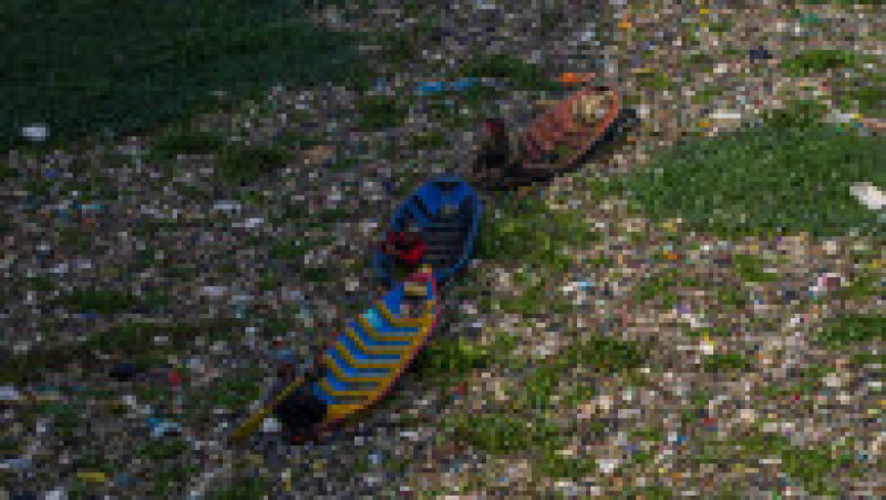 Locuitorii și oficialii din orașul Bandung din Java de Vest, Indonezia, s-au apucat de curățarea râului Citarum. Foto: Profimedia | Poza 7 din 8