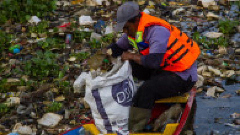 Locuitorii și oficialii din orașul Bandung din Java de Vest, Indonezia, s-au apucat de curățarea râului Citarum. Foto: Profimedia | Poza 8 din 8