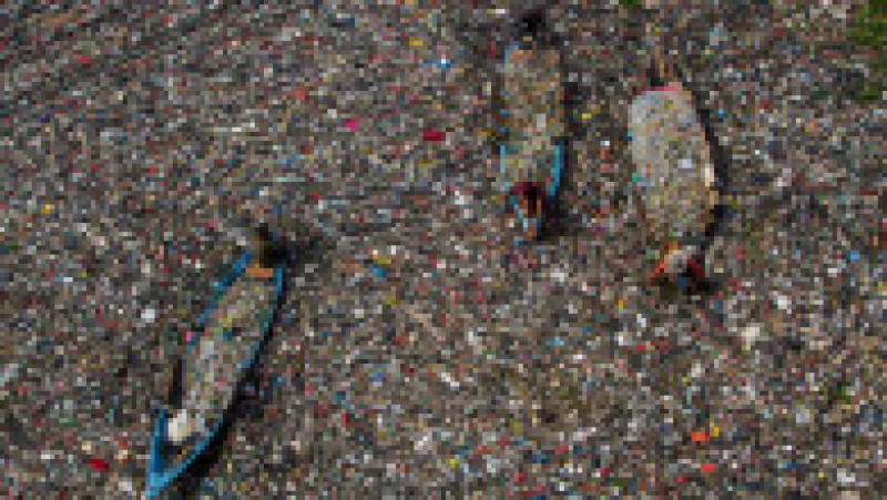 Locuitorii și oficialii din orașul Bandung din Java de Vest, Indonezia, s-au apucat de curățarea râului Citarum. Foto: Profimedia | Poza 1 din 8