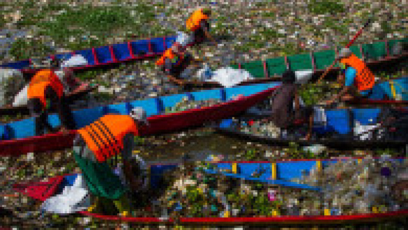 Locuitorii și oficialii din orașul Bandung din Java de Vest, Indonezia, s-au apucat de curățarea râului Citarum. Foto: Profimedia | Poza 2 din 8