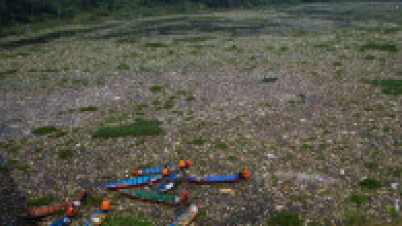 Locuitorii și oficialii din orașul Bandung din Java de Vest, Indonezia, s-au apucat de curățarea râului Citarum. Foto: Profimedia | Poza 3 din 8