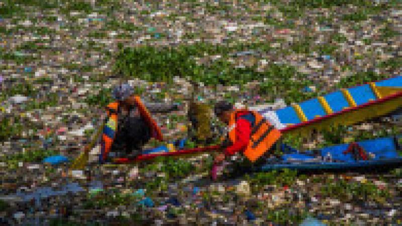 Locuitorii și oficialii din orașul Bandung din Java de Vest, Indonezia, s-au apucat de curățarea râului Citarum. Foto: Profimedia | Poza 6 din 8