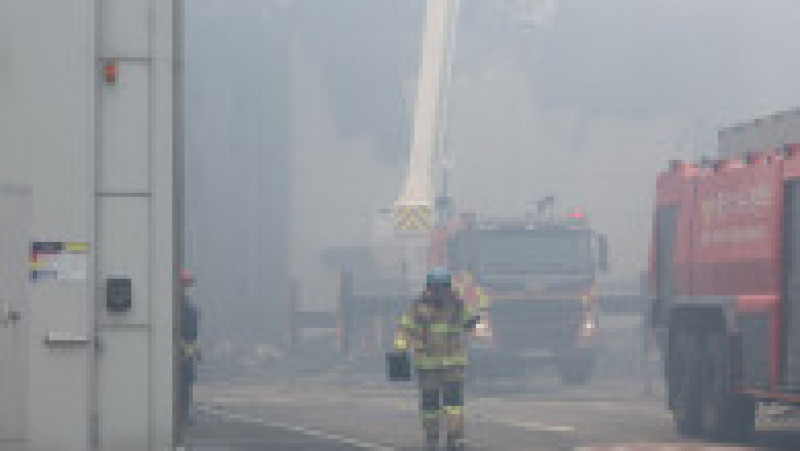 Zeci de oameni au murit după ce un incendiu devastator a izbucnit luni la o fabrică de baterii de litiu din Coreea de Sud. FOTO: Profimedia Images | Poza 1 din 9