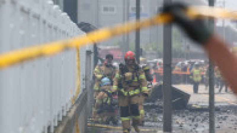 Zeci de oameni au murit după ce un incendiu devastator a izbucnit luni la o fabrică de baterii de litiu din Coreea de Sud. FOTO: Profimedia Images | Poza 6 din 9
