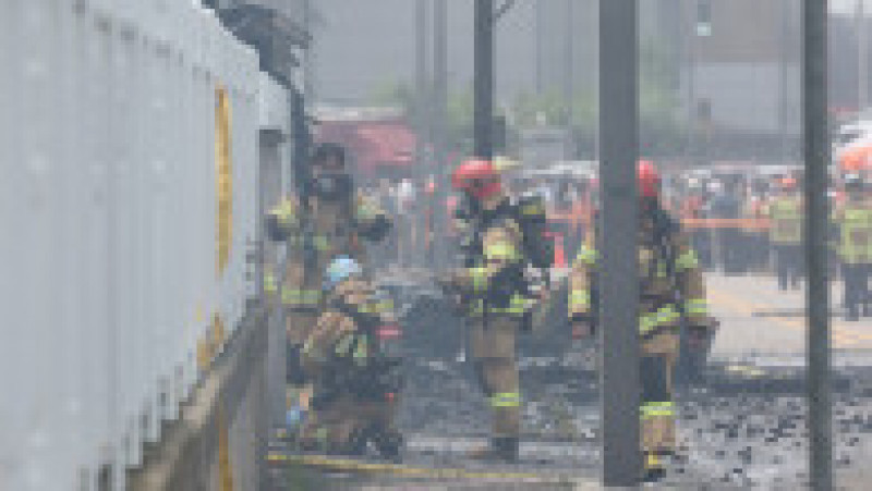 Zeci de oameni au murit după ce un incendiu devastator a izbucnit luni la o fabrică de baterii de litiu din Coreea de Sud. FOTO: Profimedia Images | Poza 7 din 9
