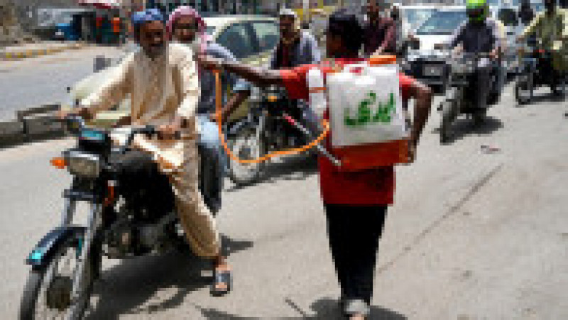 Oamenii încearcă să se răcorească în Pakistan. Foto: Profimedia Images | Poza 6 din 6