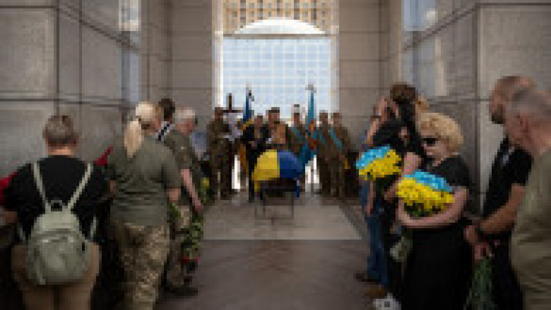 Ucrainenii au participat la Kiev la ceremoniile funerare organizate pentru Valentin Korenchuk, membru al escadronului Forțelor Aeriene numit „Fantomele Kievului”. FOTO: Profimedia Images | Poza 9 din 12