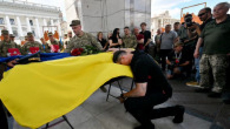 Ucrainenii au participat la Kiev la ceremoniile funerare organizate pentru Valentin Korenchuk, membru al escadronului Forțelor Aeriene numit „Fantomele Kievului”. FOTO: Profimedia Images | Poza 3 din 12