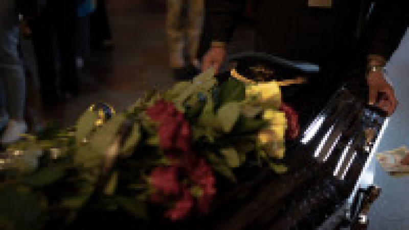 Ucrainenii au participat la Kiev la ceremoniile funerare organizate pentru Valentin Korenchuk, membru al escadronului Forțelor Aeriene numit „Fantomele Kievului”. FOTO: Profimedia Images | Poza 7 din 12