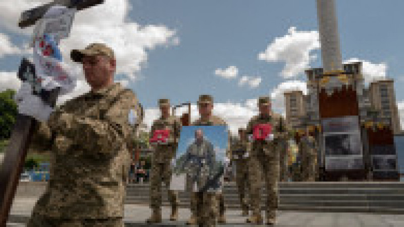 Ucrainenii au participat la Kiev la ceremoniile funerare organizate pentru Valentin Korenchuk, membru al escadronului Forțelor Aeriene numit „Fantomele Kievului”. FOTO: Profimedia Images | Poza 8 din 12