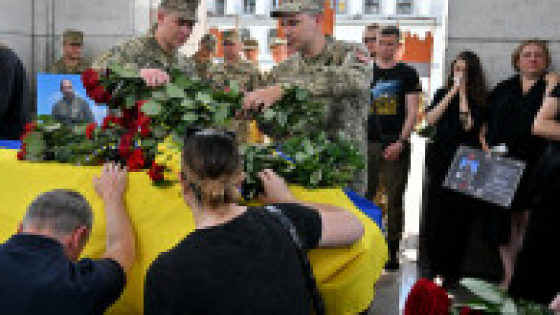 Ucrainenii au participat la Kiev la ceremoniile funerare organizate pentru Valentin Korenchuk, membru al escadronului Forțelor Aeriene numit „Fantomele Kievului”. FOTO: Profimedia Images | Poza 2 din 12