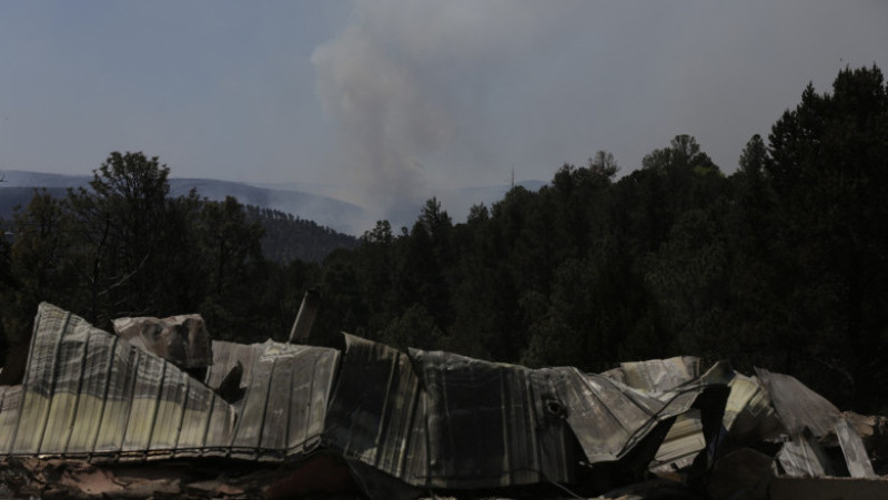 Doi oameni au murit în incendiile de vegetaţie din sudul statului american New Mexico, care au pârjolit aproximativ 500 de gospodării. FOTO: Profimedia Images