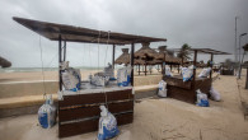 Uraganul Beryl a ajuns ca o furtună de categoria 2 în cele mai importante destinaţii turistice din Mexic. FOTO: Profimedia Images | Poza 6 din 12