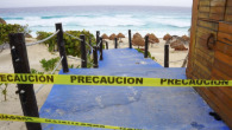 Uraganul Beryl a ajuns ca o furtună de categoria 2 în cele mai importante destinaţii turistice din Mexic. FOTO: Profimedia Images | Poza 10 din 12