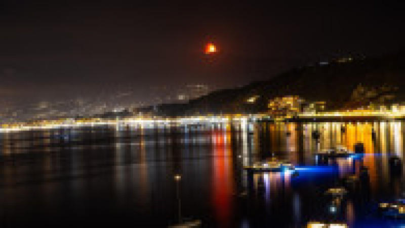 Pista aeroportului din Catania și străzile din Sicilia au fost acoperite de cenușă. FOTO: Profimedia Images | Poza 7 din 13