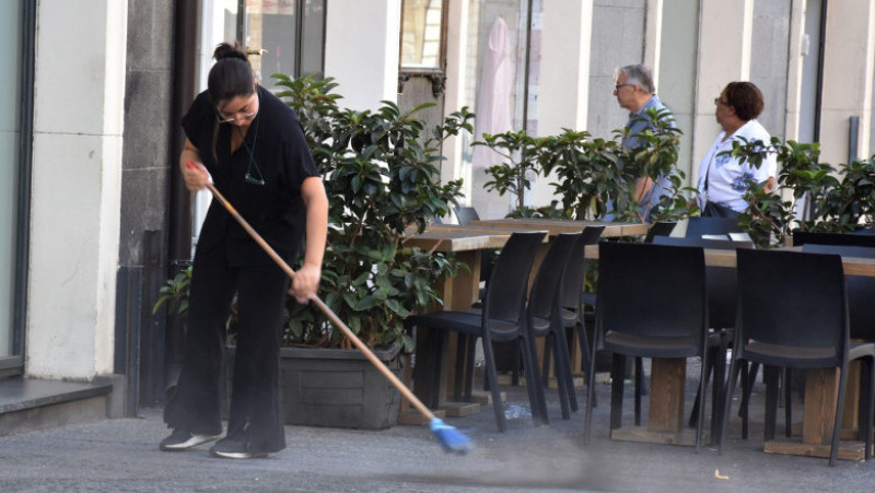 Pista aeroportului din Catania și străzile din Sicilia au fost acoperite de cenușă. FOTO: Profimedia Images