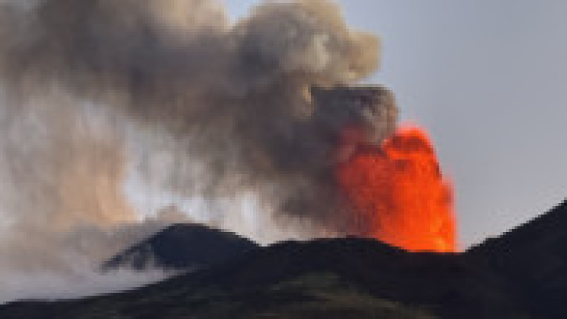 Pista aeroportului din Catania și străzile din Sicilia au fost acoperite de cenușă. FOTO: Profimedia Images | Poza 12 din 13