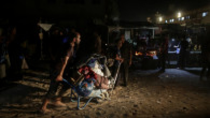 Sute de palestinieni au fugit după ce armata israeliană a ordonat o nouă evacuare în masă și a lovit Khan Younis, în sudul Fâșiei Gaza. FOTO: Profimedia Images | Poza 1 din 10