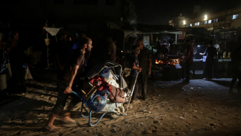 Sute de palestinieni au fugit după ce armata israeliană a ordonat o nouă evacuare în masă și a lovit Khan Younis, în sudul Fâșiei Gaza. FOTO: Profimedia Images