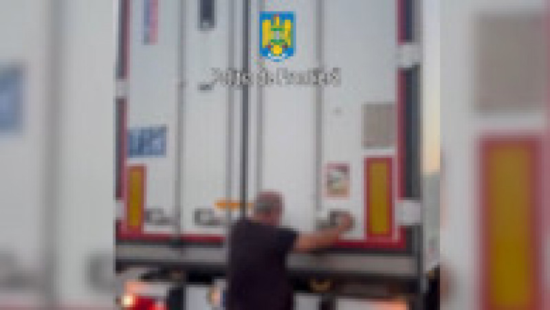 Migranți ascunși într-un camion cu pâine congelată. Sursa foto: Poliția de Frontieră | Poza 1 din 5