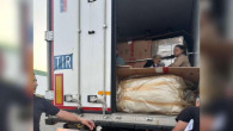 Migranți ascunși într-un camion cu pâine congelată. Sursa foto: Poliția de Frontieră | Poza 4 din 5