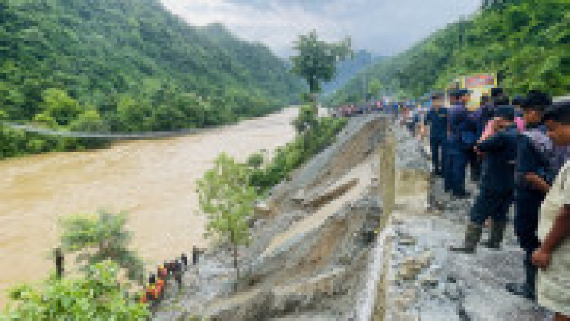 Două autobuze s-au prăbuşit într-un râu în urma unei alunecări de teren în Nepal FOTO: Profimedia Images | Poza 15 din 18