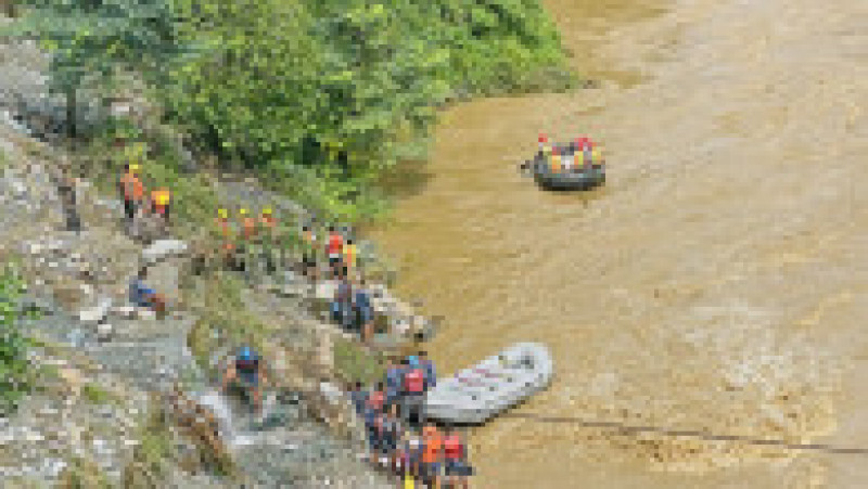 Două autobuze s-au prăbuşit într-un râu în urma unei alunecări de teren în Nepal FOTO: Profimedia Images | Poza 14 din 18