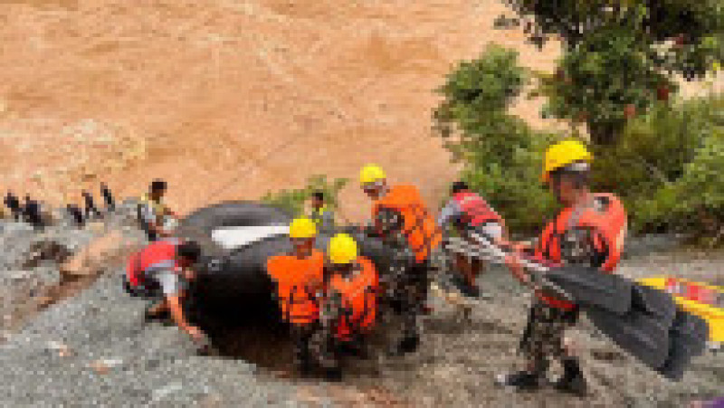 Două autobuze s-au prăbuşit într-un râu în urma unei alunecări de teren în Nepal FOTO: Profimedia Images | Poza 7 din 18