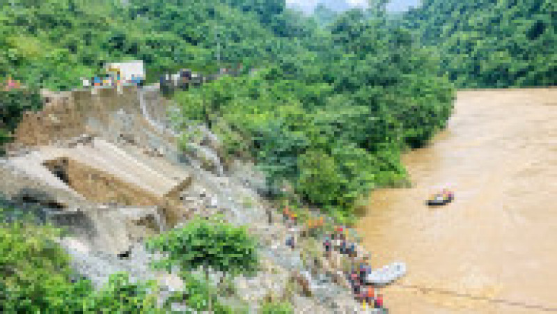 Două autobuze s-au prăbuşit într-un râu în urma unei alunecări de teren în Nepal FOTO: Profimedia Images | Poza 13 din 18