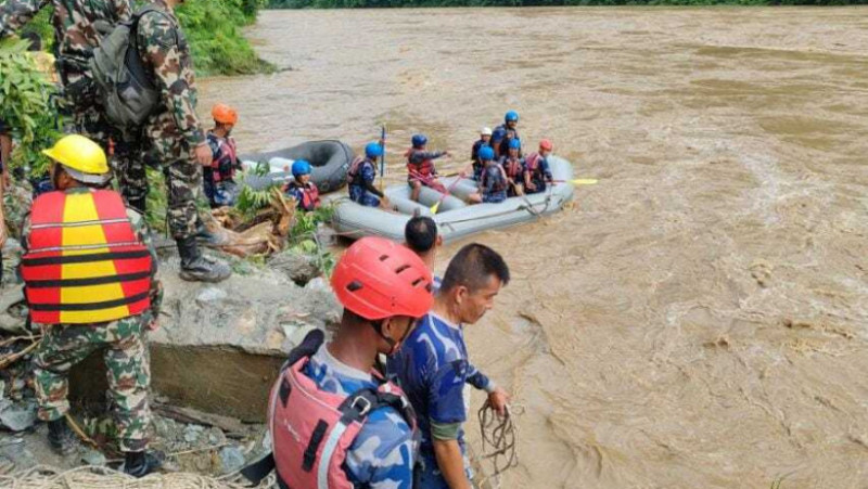 Două autobuze s-au prăbuşit într-un râu în urma unei alunecări de teren în Nepal FOTO: Profimedia Images