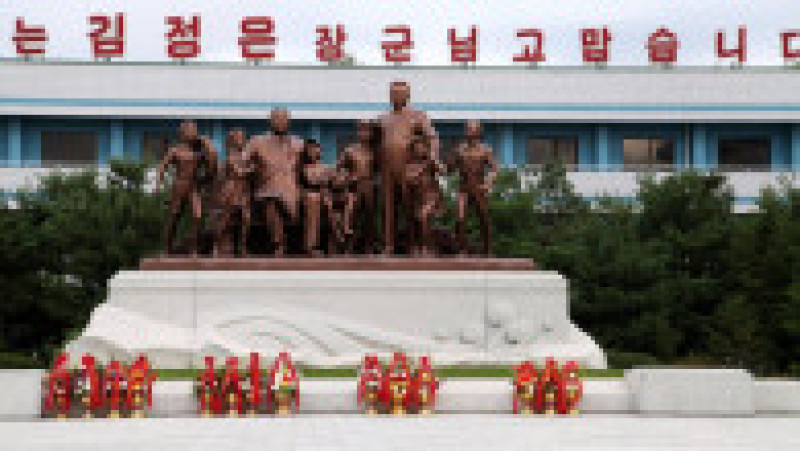 Elevii se trezeau în fiecare zi la ora 6 ca să curețe de praf statuile dictatorilor nord-coreeni. Foto: Profimedia Images | Poza 8 din 14