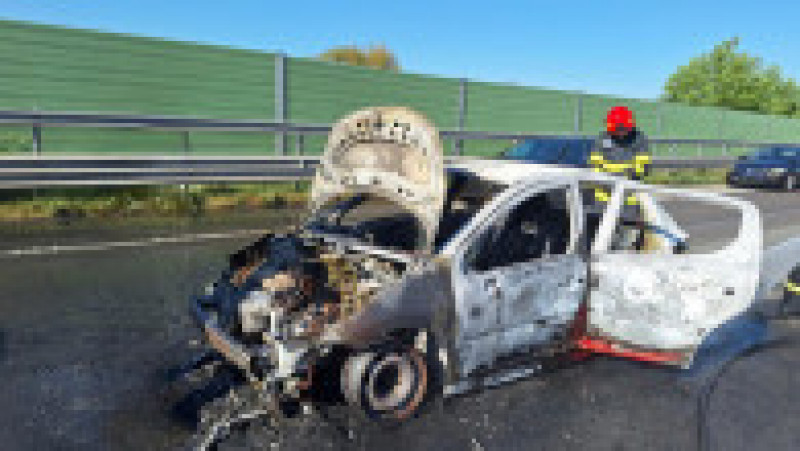 O mașină a luat foc duminică după-amiază pe Autostrada A1 București-Pitești, la kilometrul 31. Circulația a fost oprită pe sensul de mers către Pitești. Nicio persoană nu a fost rănită. Sursa foto: Digi24/imagini amator | Poza 2 din 3