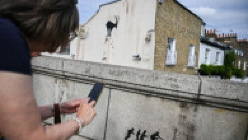 Banksy a dezvăluit o nouă operă de artă pe laterala unei clădiri din sud-vestul Londrei. Foto: Profimedia | Poza 4 din 13