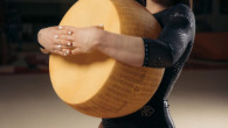 Gimnasta italiană Giorgia Villa a fost sponsorizată de Consorzio del Formaggio Parmigiano-Reggiano (Consorțiul de brânză Parmigiano-Reggiano) în 2021. Sursa foto: X | Poza 2 din 6