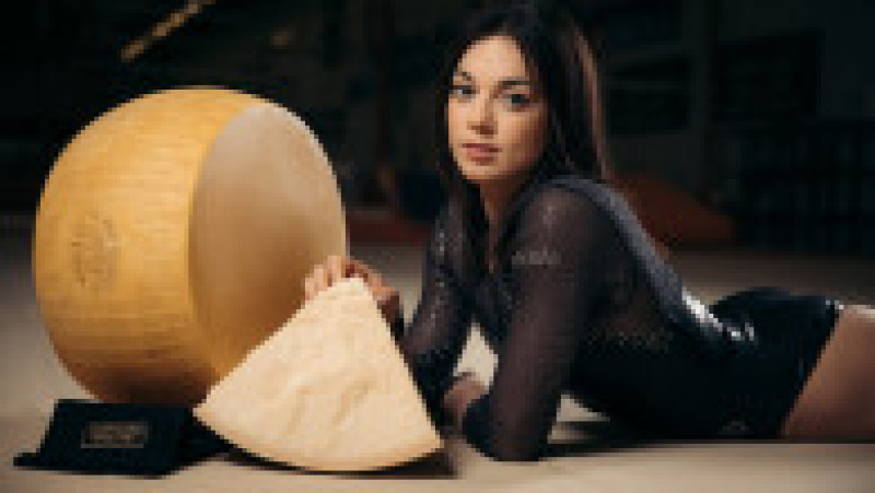 Gimnasta italiană Giorgia Villa a fost sponsorizată de Consorzio del Formaggio Parmigiano-Reggiano (Consorțiul de brânză Parmigiano-Reggiano) în 2021. Sursa foto: X | Poza 1 din 6