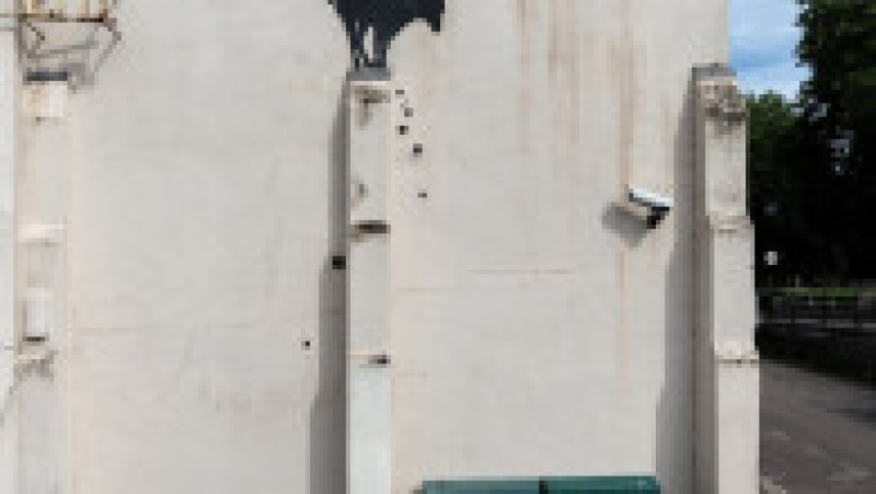 Printre clienții care au cumpărat lucrări semnate de Banksy se numără actorul Brad Pitt, designerul de modă Paul Smith și cântăreața Christina Aguilera. Captură foto: Instagram / banksy | Poza 2 din 6