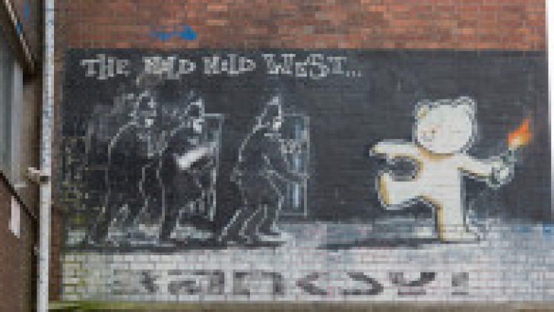 The Mild Mild West, prima mare pictură murală a lui Banksy, a apărut în 1999 în Bristol. Foto: Shutterstock | Poza 14 din 15