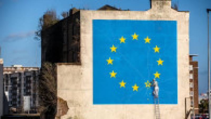 Banksy a dezvăluit această pictură murală cu un muncitor care îndepărtează cu dalta una dintre stelele de pe steagul UE în 2019, după Brexit. Foto: Profimedia Images | Poza 10 din 15